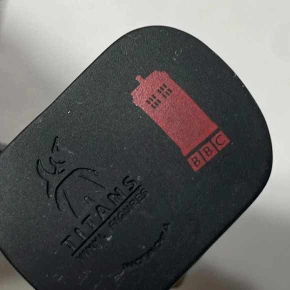 Doctor Who - Titans Vinyl Figure - Clara Oswald w/ Weapon - 💪😁 - Picture 2 of 5